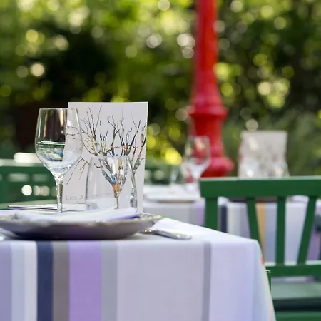 Cazaudehore Restaurant Gastronomique Terrasse Et Jardins Hotel Saint-Germain-en-Laye